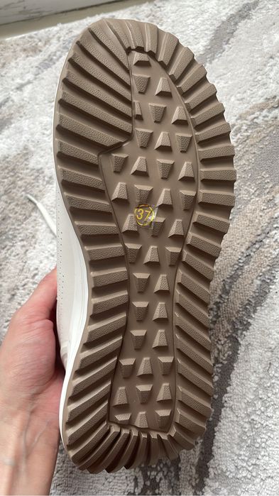 Продам новые белые кроссовки