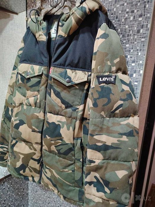 Мужская толстая куртка-пуховик Levi's средней длины с капюшоном.