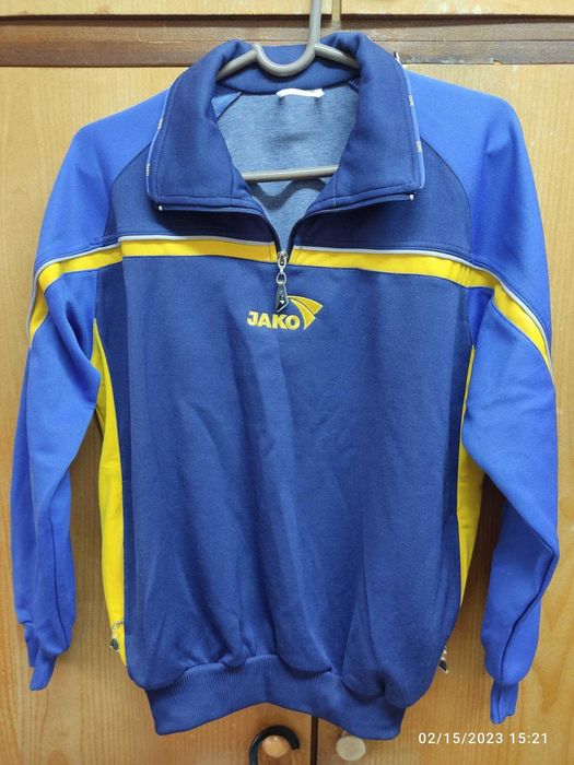 Тийнеджърски спортни дрехи в отлично състояние-суичъри, фанелки и др.