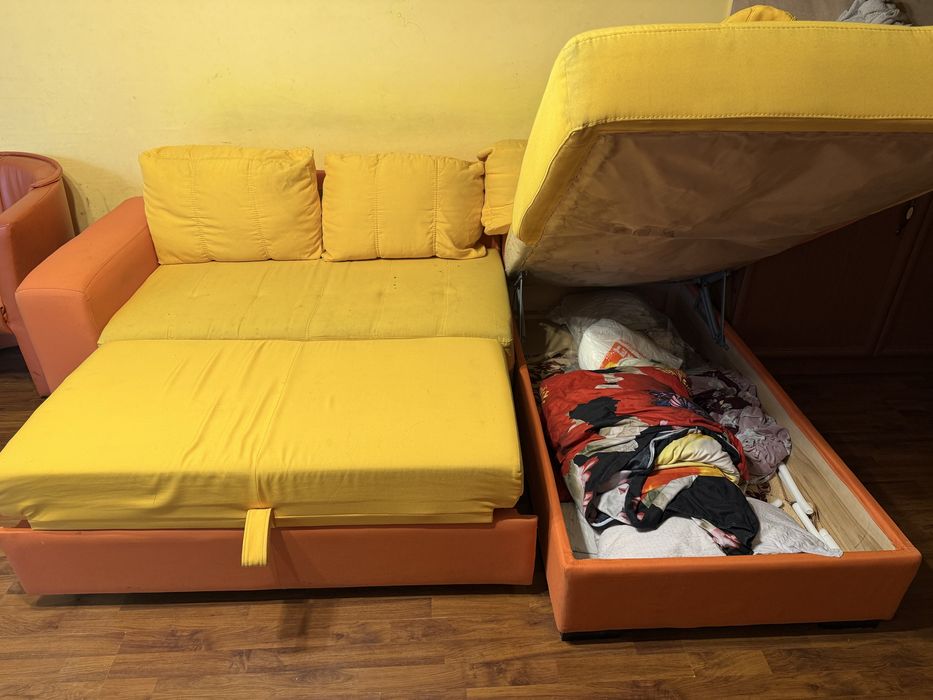 Цветен и удобен диван