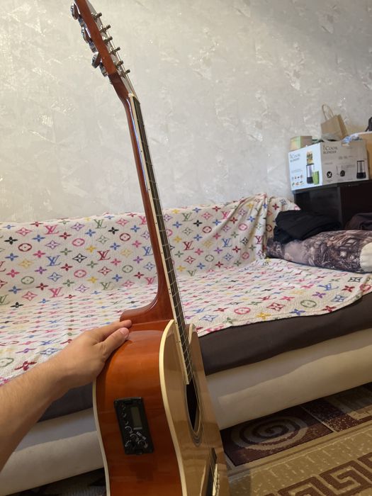 Гитара электроакустическая с сумкой вместе