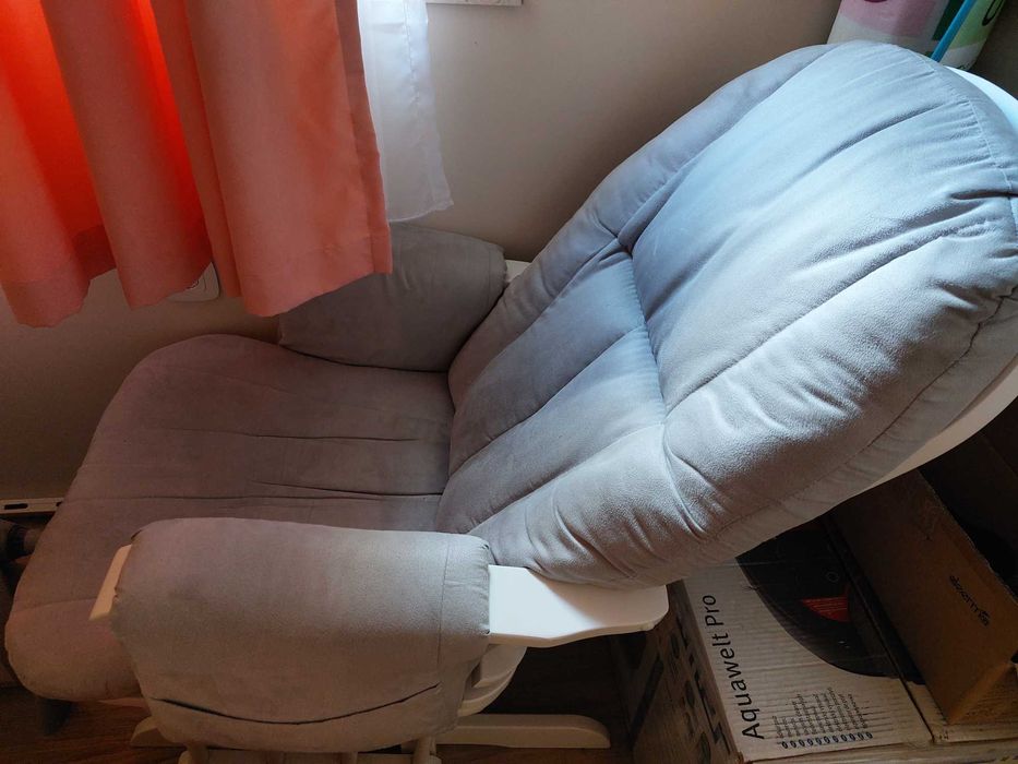 Люлеещ фотьойл с табуретка