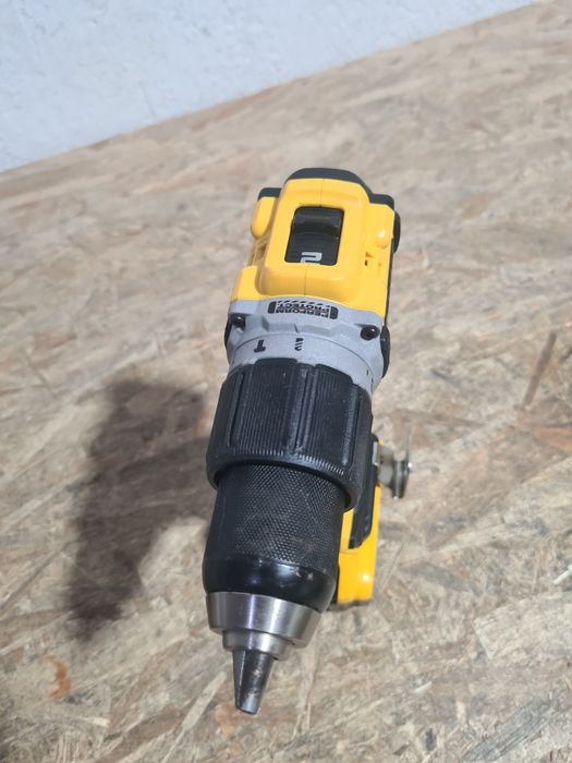 Filetanta cu percutie DeWalt DCD805