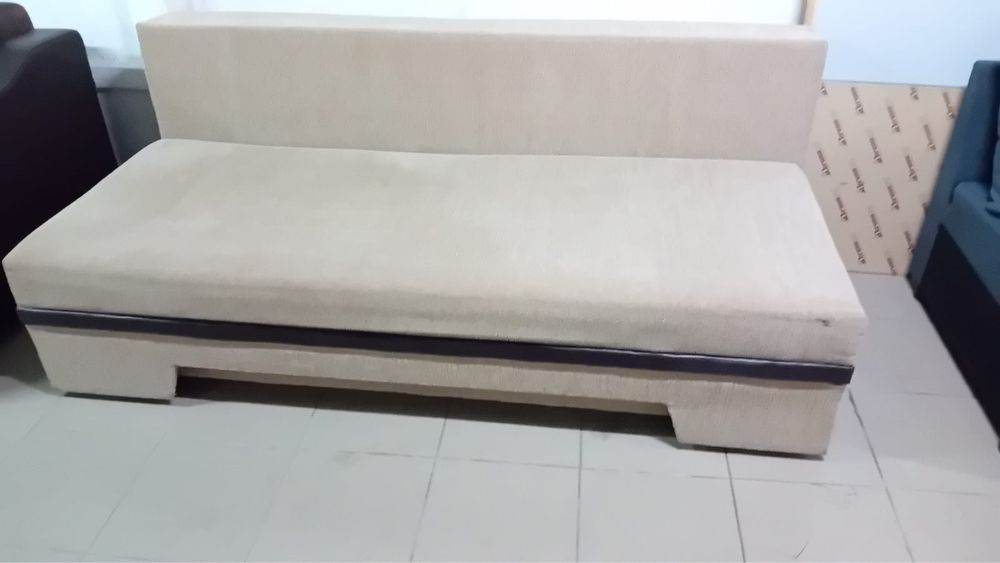 Canapea extensibila cu loc pentru haine