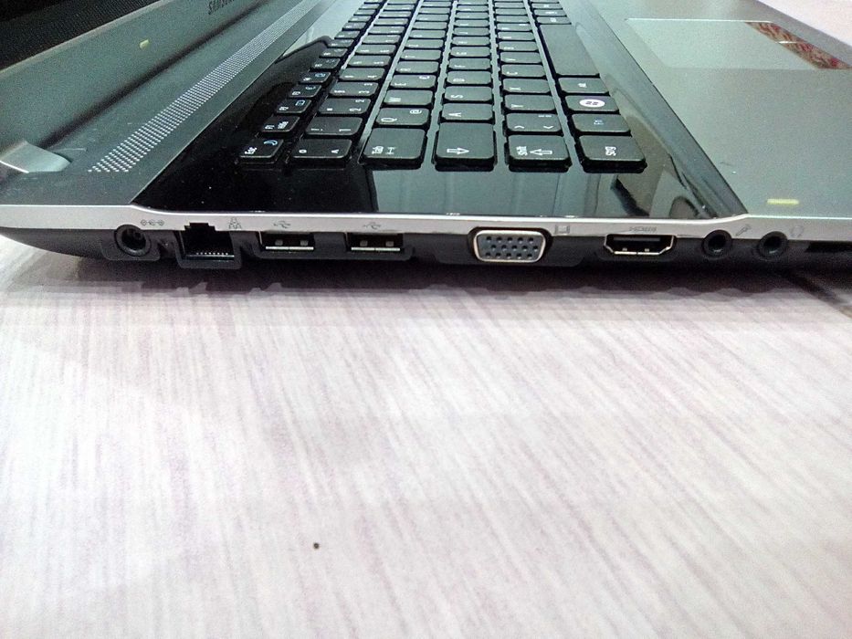 Лаптоп SAMSUNG RV720 - 2 ядра , 4 логически процесора