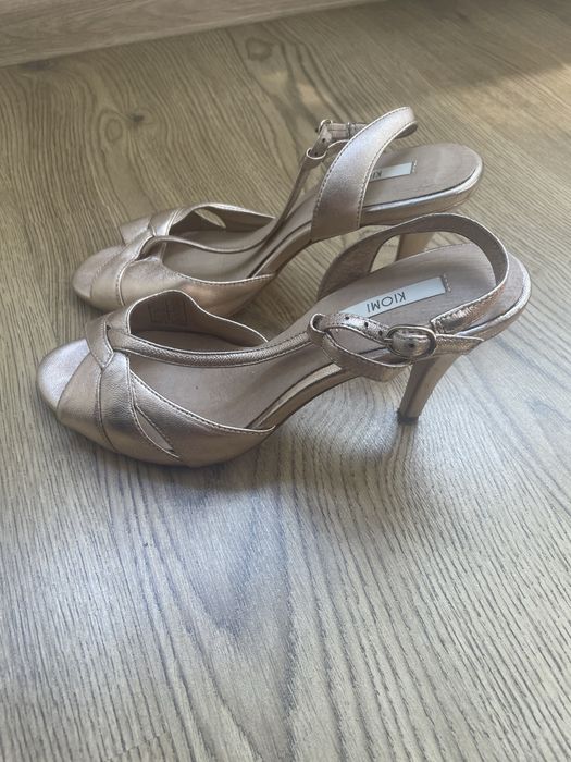 Черни и златисти сандали