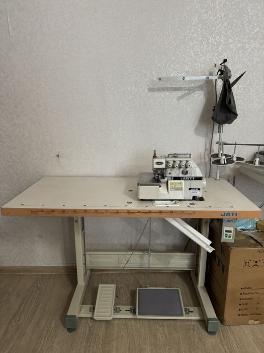 Продам оверлок машинку