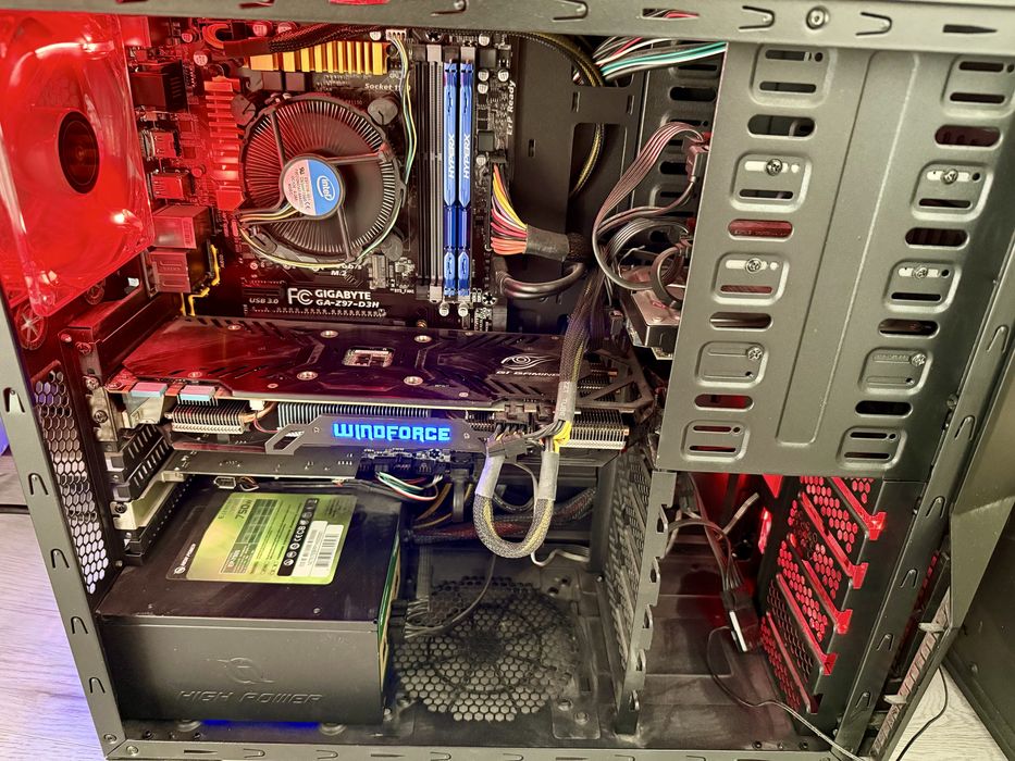 Unitate PC gaming i5-4690K, GTX 970 4 GB, 16 GB RAM, placă Z97, sursă 750 W