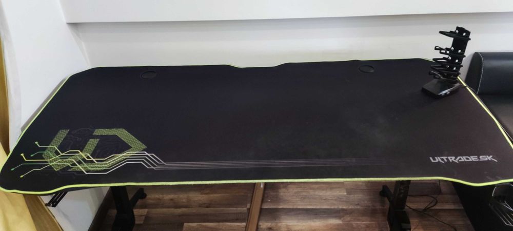 Ultradesk, геймърско бюро като ново със аксесоари