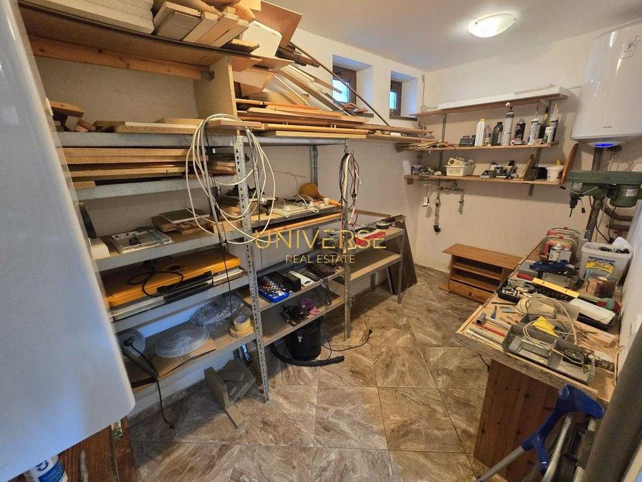 Триетажна къща за продажба в Кошарица