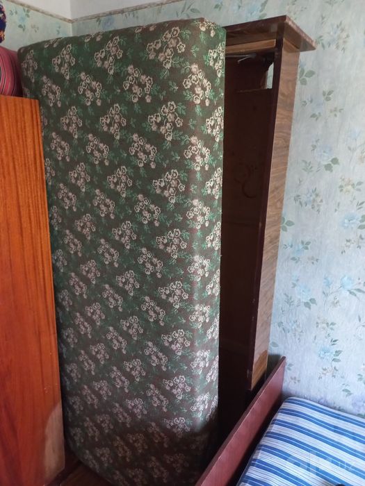 продаётся тохта,кровать,трюков,стол парта. За всё 200тыс сум
