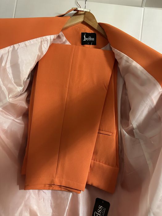 Оранжев костюм.