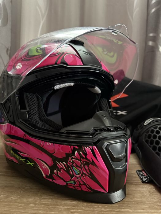 Casca moto NEXX SX.100R ABISAL PINK  & genunchiere moto Aplinestars