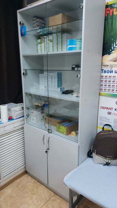 Продам торговые витрины б/у