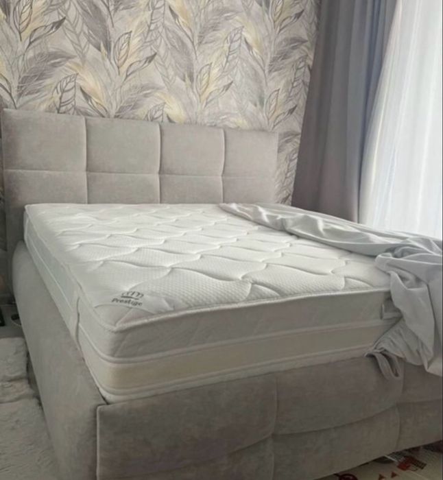 Двуспальная кровать с матрасом