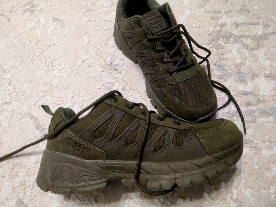 Кроссовки цвета хаки