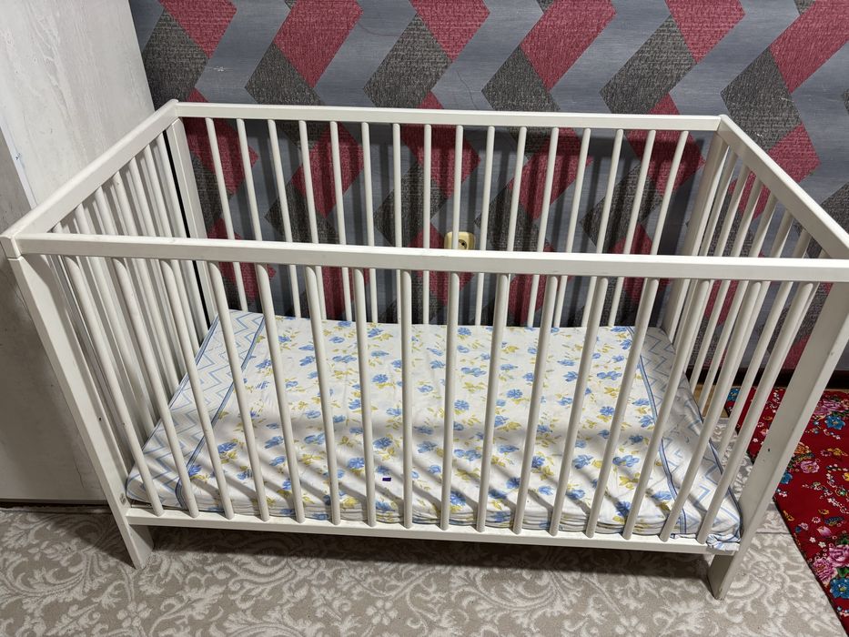 Отдам за плитку шоколадки  кровать детскую