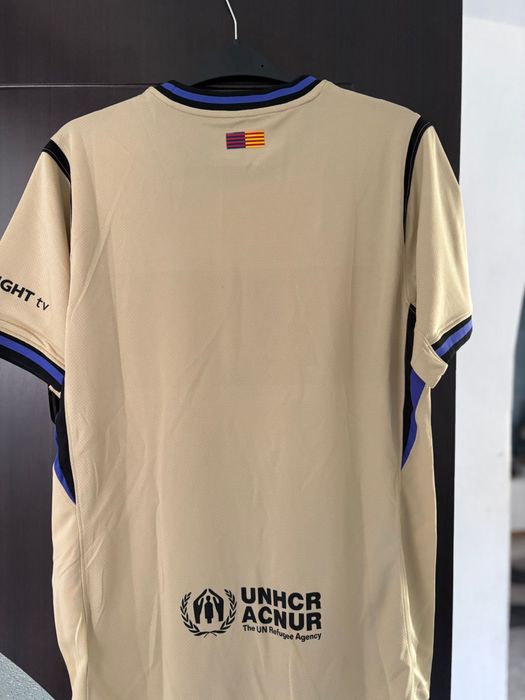 Tricou de fotbal cu echipa Barcelona Vand Urgent!!