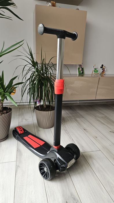 Trotineta cu roti luminoase, far si muzica