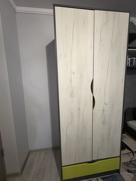 Mobilier complet pentru cameră de tineret  Vând set complet de mobilier pentru cameră de tineret, în stare foarte bună, bine întreținut.