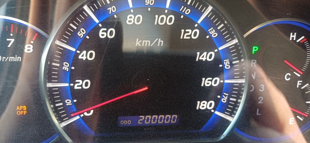 Tayota alfhard 2005yil