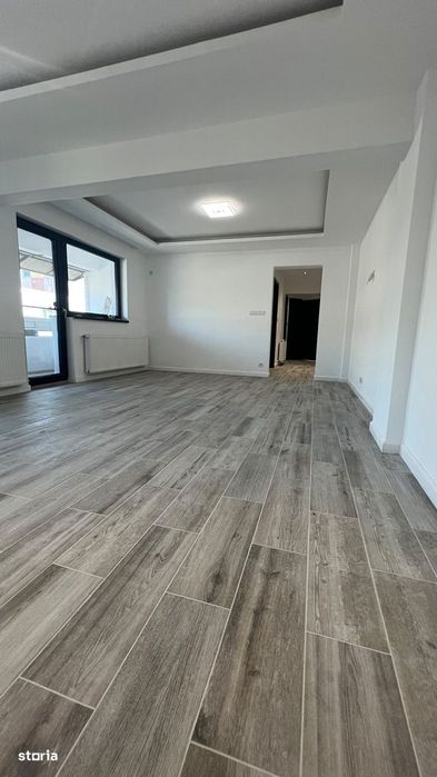Apartament cu 3 camere RENOVAT Zona CENTRALA Etaj INTERMEDIAR
