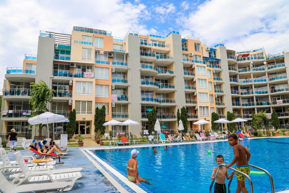 Под Наем тристаен апартамент на първа линия в Равда