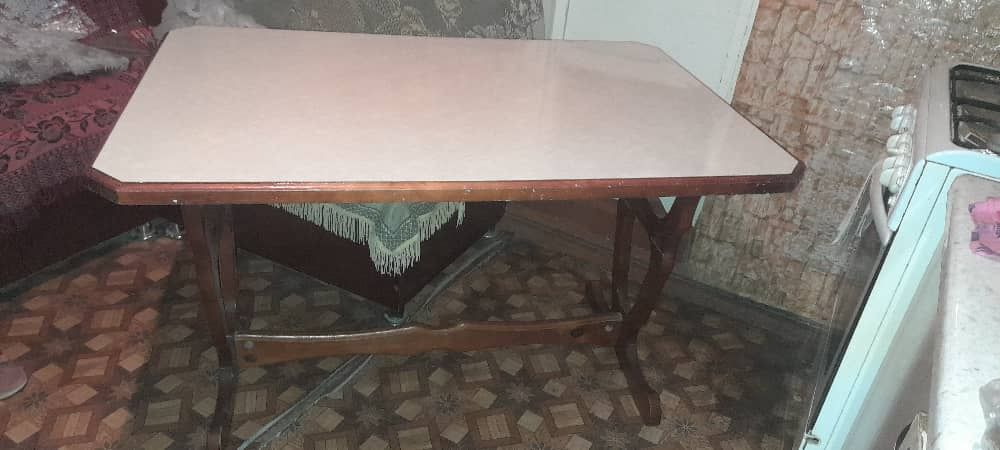 Кухонный деревянный стол в отличном состоянии