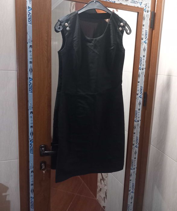 Черна елегантна рокля с уникален гръб