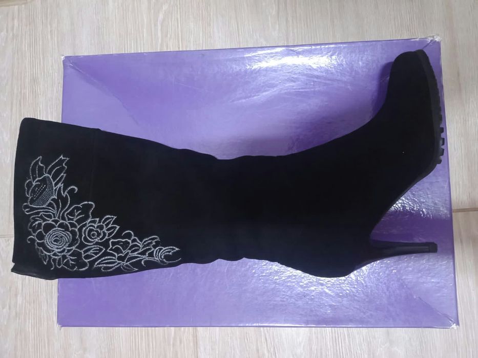 Продам замшевые сапоги