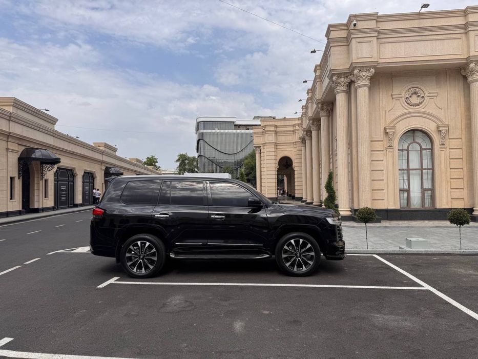 Toyota Land Cruiser 300