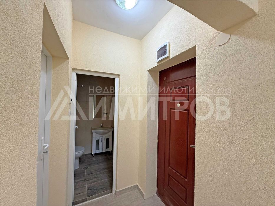Продава двустаен (2+1) апартамент 56 кв.м. в центъра на в гр. Нови пазар. - снимка 4