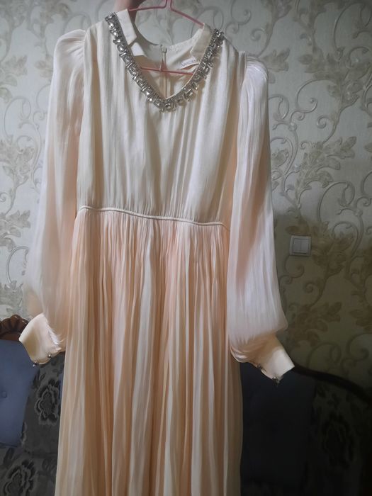 Продаю шикарное платье.  Очень красивое вечернее