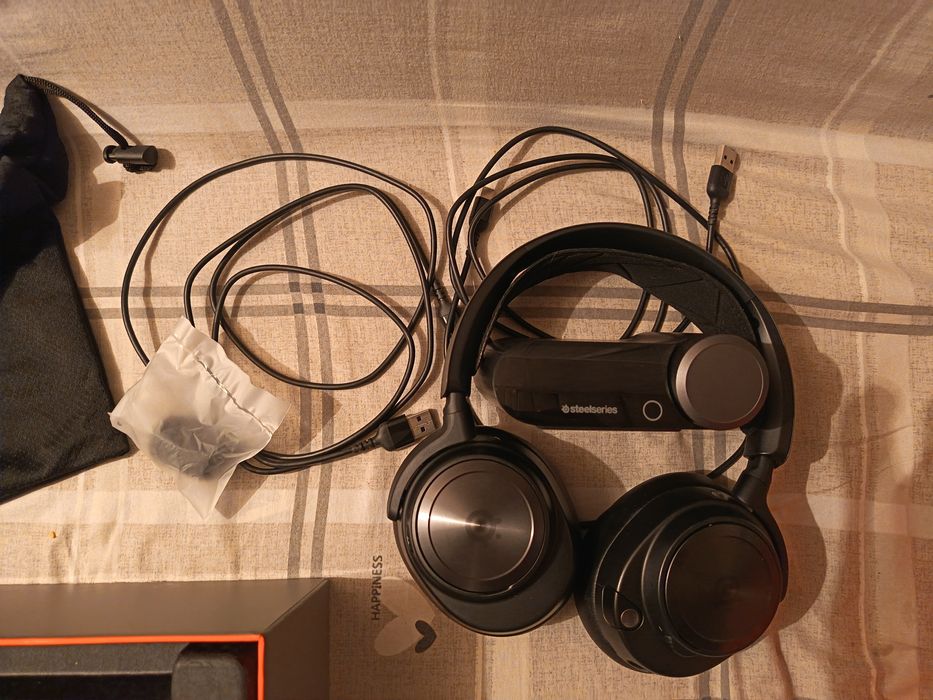 Vând căști Steelseries Arctic Nova Pro Wireless