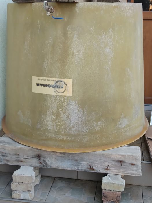 cadă struguri 800 kg , butoaie