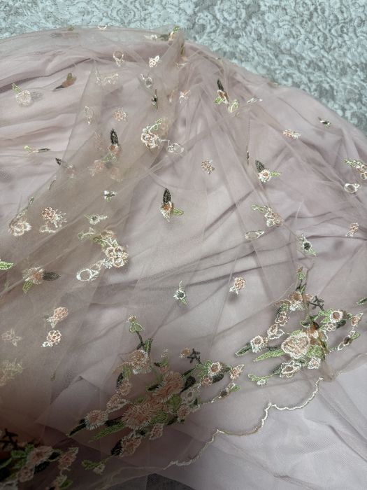 Rochie eleganta roz pudrat cu corset si tull brodat marime S noua