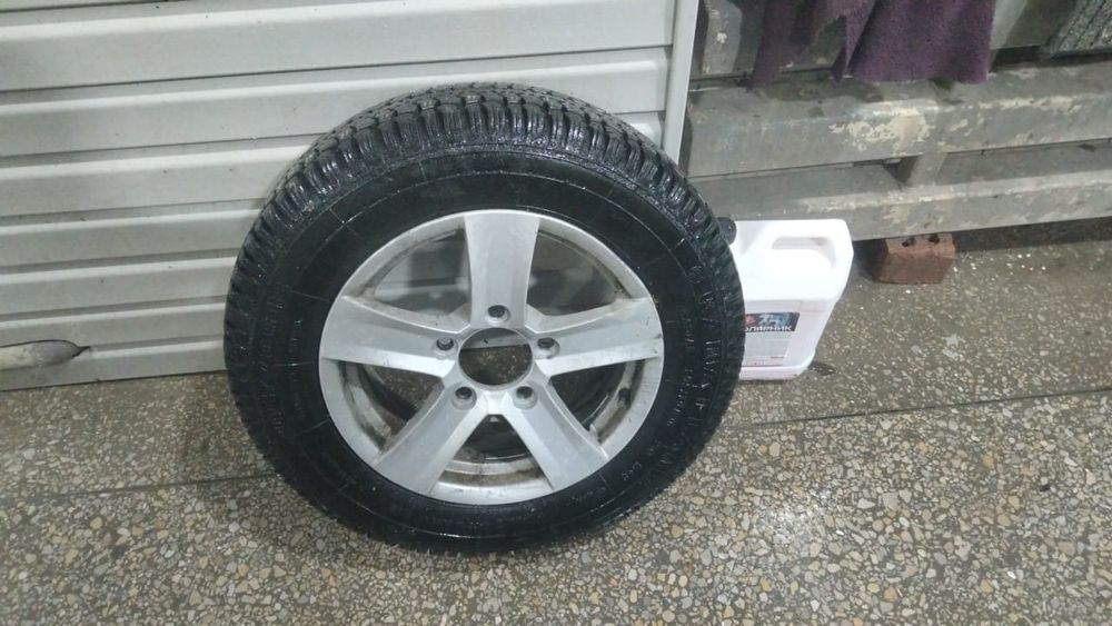 Шина для нивы бу. R16.