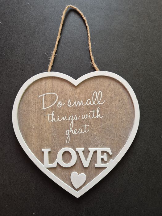 Inimă decorativă din lemn suspendată