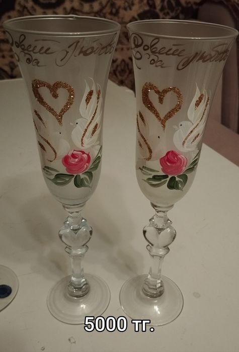 Продаются чайные наборы, разная посуда.