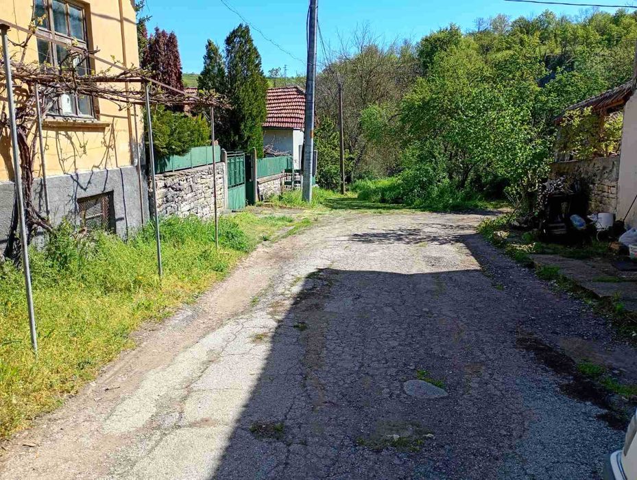 Къща с голям двор – тиха локация в екологичен регион, ток/вода, подходяща за целогодишно живеене