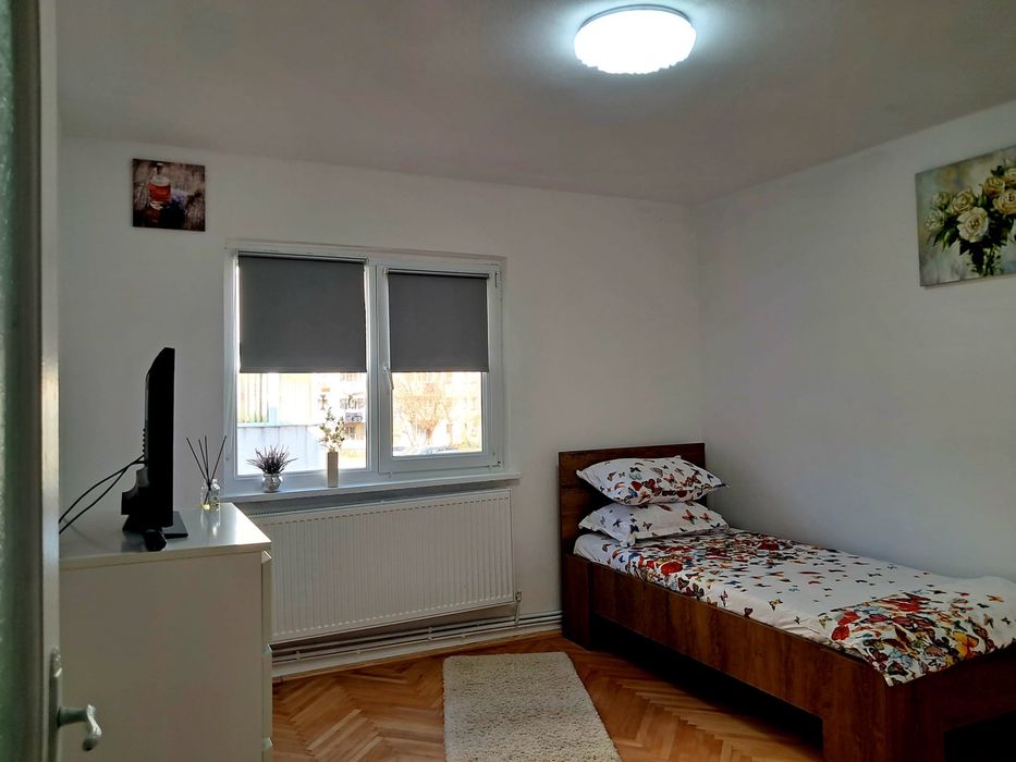 Inchiriez apartament 3 camere centrala proprie, proaspat renovat.