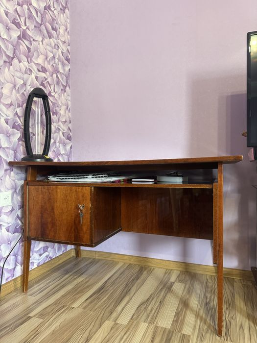 Стол деревянный (лакированнный)