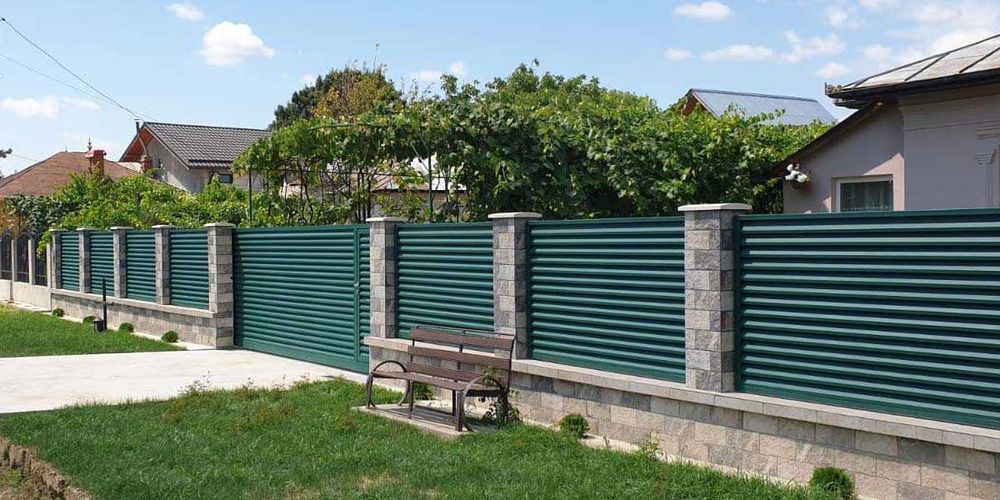 Vand garduri si porti moderne din plasa bordurata, sipca metalica fier