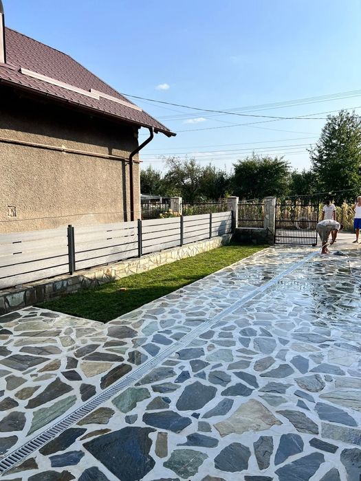 Amenajări curți piatra plante gazon