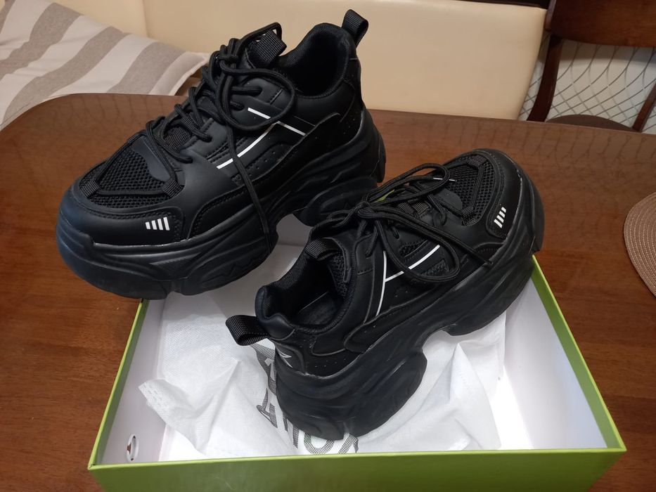 Продам кросовки для девочек 38 размер