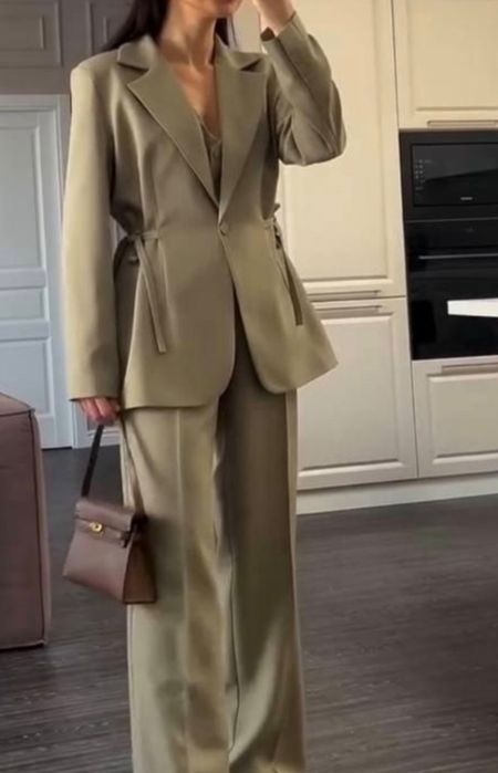 Costum dama, colecție nouă Italia.