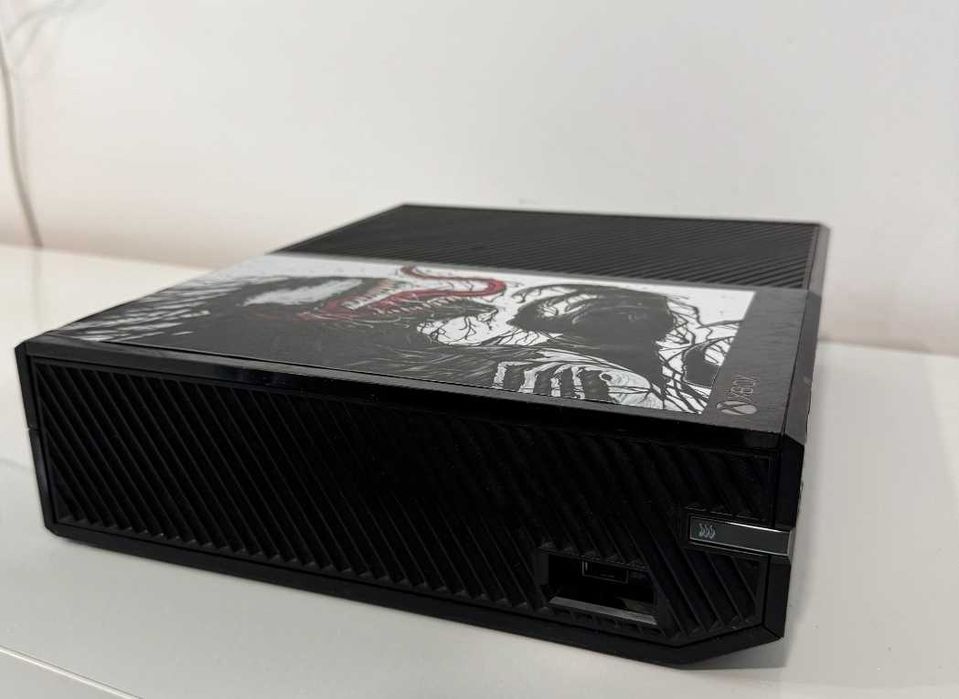 Vând Xbox One Model:1540