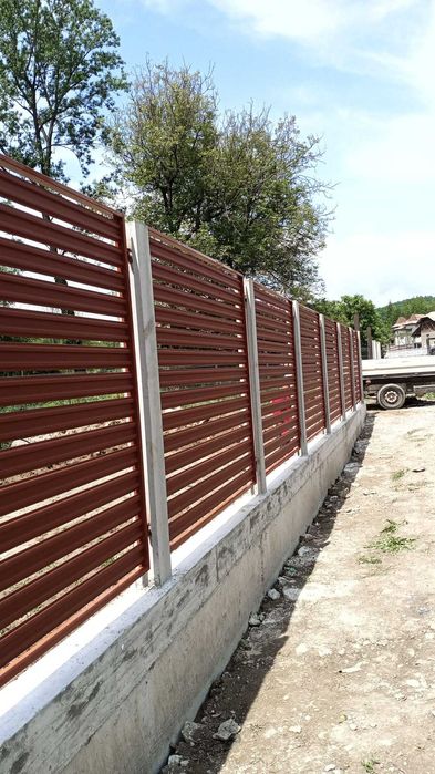 Garduri din panouri stil jaluzele, sipca metalica, tabla, plasa si BCA