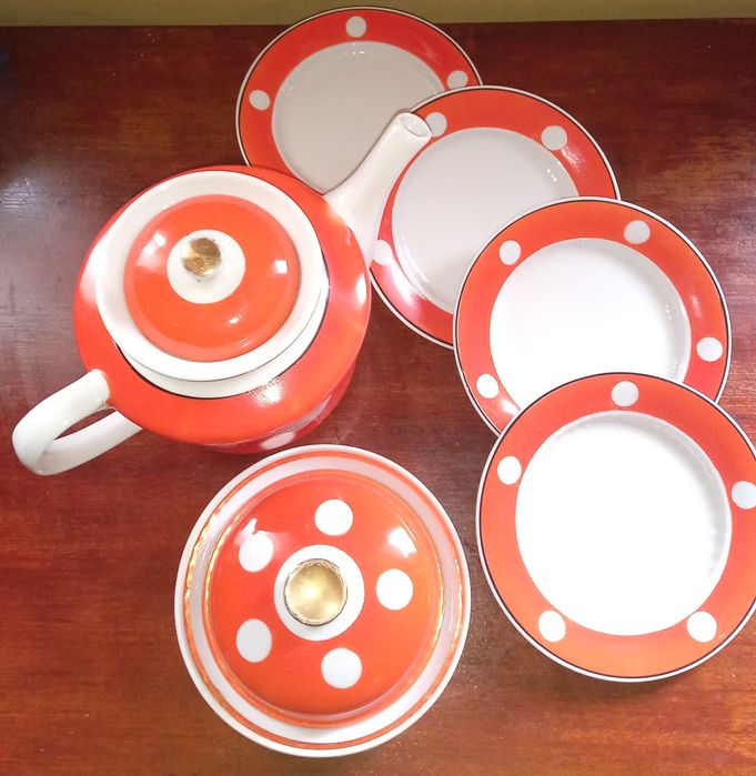 Большой чайник (1,8 л)+маслёнка+4 тарелки.Фарфор СССР,горошек