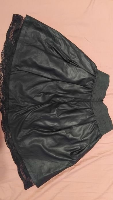 Черна поличка с дантела